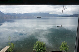 湖光山色间的静谧美景