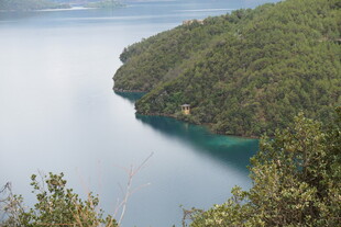 湖畔青山绿水美景