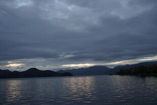 黄昏湖畔 阴云下的静谧景致