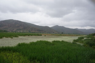 草原山峦间的自然景致