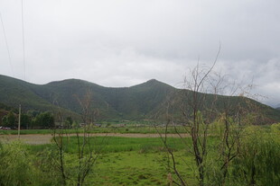 田野山峦间的自然景致