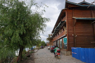 乡村木楼旁的骑行小路