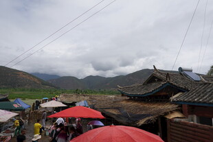 雨中藏式村落景象