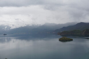 云雾缭绕的静谧湖中小岛