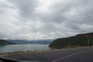 公路旁的湖景与多云天空