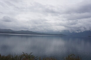 宁静湖面与远方云雾山峦