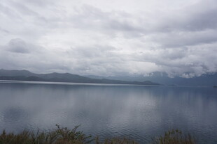 宁静湖面与远方云雾缭绕