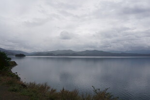 宁静湖畔 云雾缭绕之景