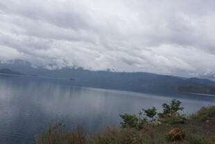 云雾笼罩下的静谧湖景