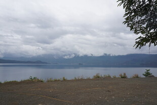湖畔云景 自然宁静之美