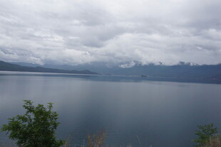 云雾笼罩下的静谧湖泊