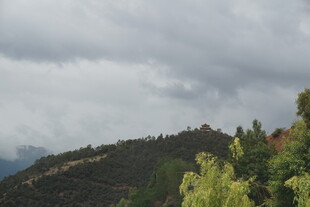 山间云雾缭绕的秀丽景致