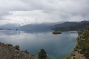 宁静湖畔山水风光美景