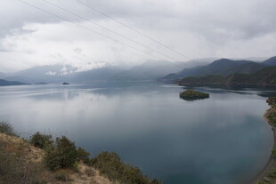 宁静湖景与远山云雾缭绕