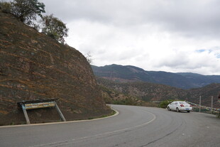 蜿蜒山路中的行驶车辆