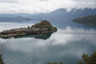 宁静湖畔岛屿风光
