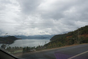 车窗外的湖光山色美景