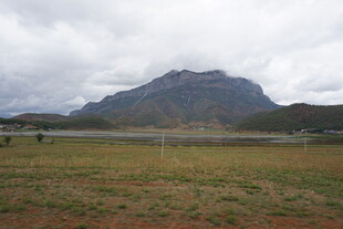 草原上的巍峨远山