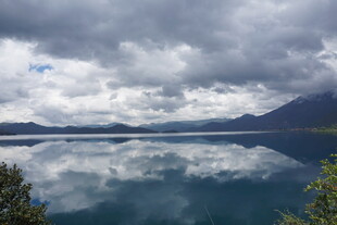 宁静湖景与远方山峦