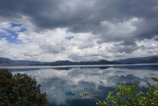湖畔乌云下的静谧湖景