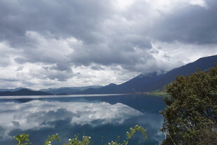 宁静湖面与远处山峦美景