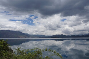 宁静湖面与低垂乌云之景