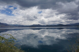 宁静湖面与天空的倒影美景