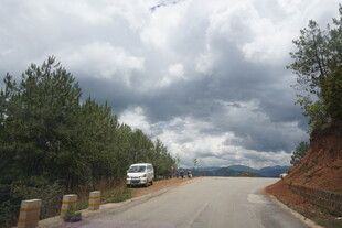 公路上行驶的白色车辆