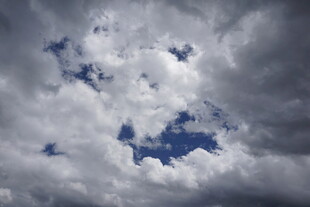 云层缝隙中的蓝天景观