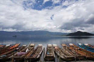湖畔停泊多彩船只美景