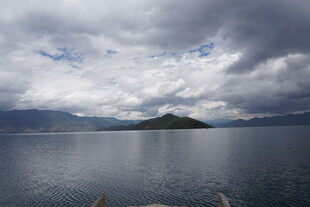 宁静湖景中的孤岛与厚云