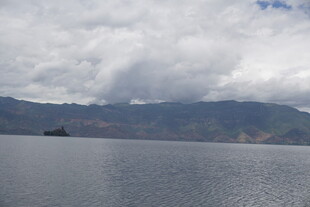 云雾缭绕的宁静湖景