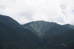 青山云雾间的壮美风光