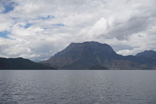 湖畔远山风景图