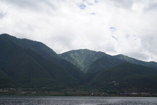 云雾缭绕的壮美山峦