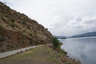 山间湖畔的蜿蜒小路