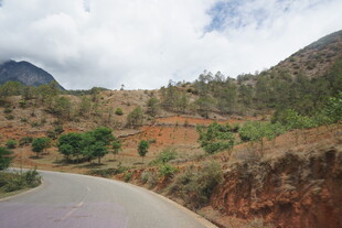 蜿蜒山间公路风景