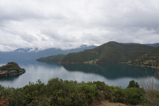 湖畔青山景 云雾绕峰峦