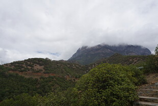 云雾缭绕的山间景致