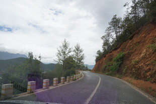 蜿蜒山间公路风景如画