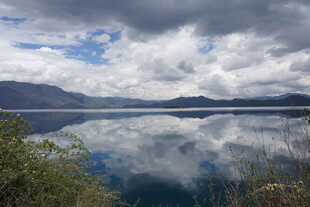 宁静湖泊与远山的美丽倒影