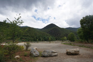 山间开阔地风景