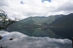 山水相依的静谧湖景