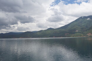 宁静山水湖景风光图
