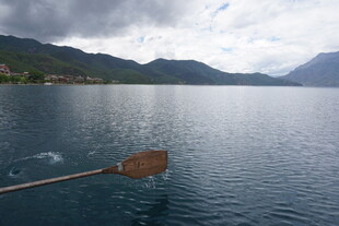 宁静湖面与远处山峦