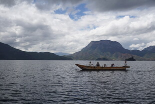 湖上小舟伴远山美景