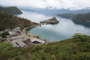 湖畔村落 山水相依的美景