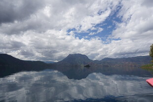 宁静湖面与远山的美丽倒影