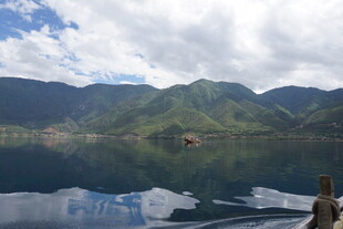 宁静山水湖景风光图