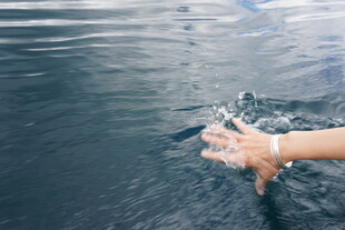 手触水面泛起涟漪